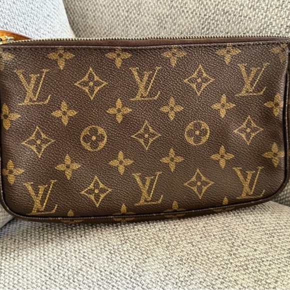 Louis Vuitton Brown Monogram Crossbody Bag with Gold Chain. Pochette Accessories - Picture 9 of 14
